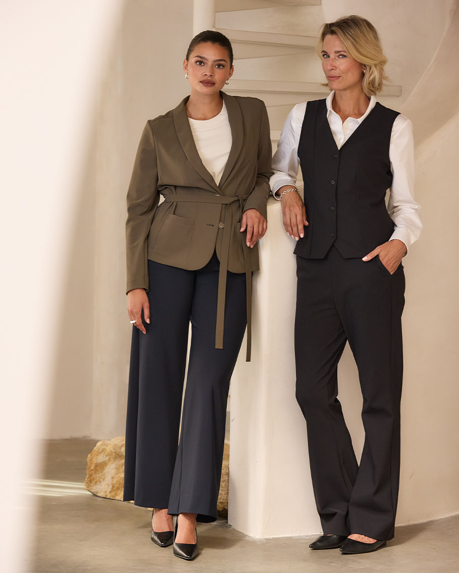 Twee vrouwen in zakelijke travelkleding van @Work by Studio Anneloes